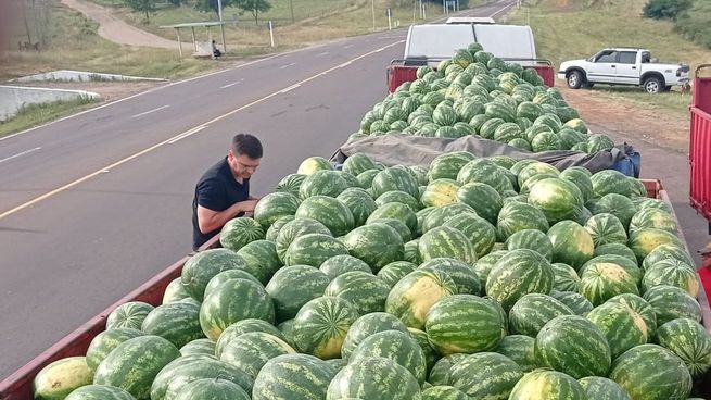 El gobierno incautó 30 toneladas de sandías brasileñas que entraron de contrabando a Uruguay.