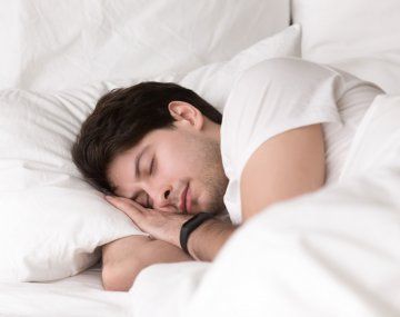 Mantener horarios regulares y reducir estímulos antes de dormir mejora la calidad del sueño. Mantener horarios regulares y reducir estímulos antes de dormir mejora la calidad del sueño.