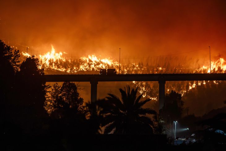 El incendio forestal en Chile provocó la muerte de 21 personas y la destrucción de más de 800 viviendas en el sur del país. El incendio forestal en Chile provocó la muerte de 21 personas y la destrucción de más de 800 viviendas en el sur del país.