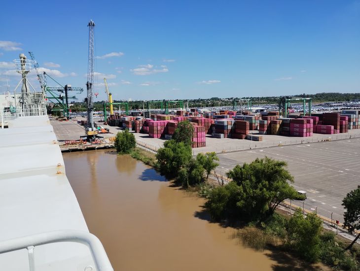 Vista a&eacute;rea de la Terminal Portuaria de Z&aacute;rate, punto clave del ingreso del cargamento que marca un cambio log&iacute;stico en la estrategia de BYD en Argentina