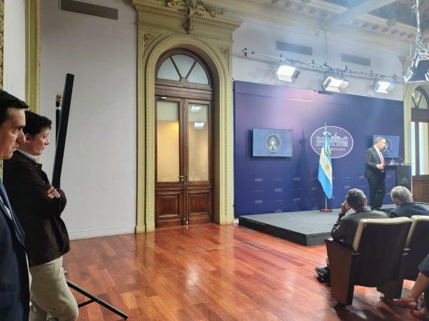 Santiago Caputo y Javier Lanari escuchando la conferencia de Manuel Adorni. Santiago Caputo y Javier Lanari escuchando la conferencia de Manuel Adorni. 