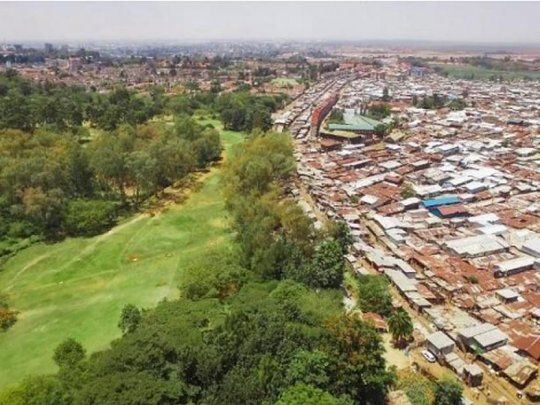 El caos, el ruido y la densidad poblacional del suburbio de Kibera contrasta con el apacible campo de golf del Royal Nairobi Golf Club, inaugurado en 1906.&nbsp;