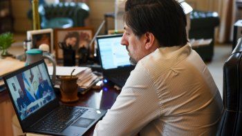El ministro de Educaci&oacute;n nacional, Nicol&aacute;s Trotta, durante una videoconferencia el viernes con el gobernador de Santa Fe, Omar Perotti.