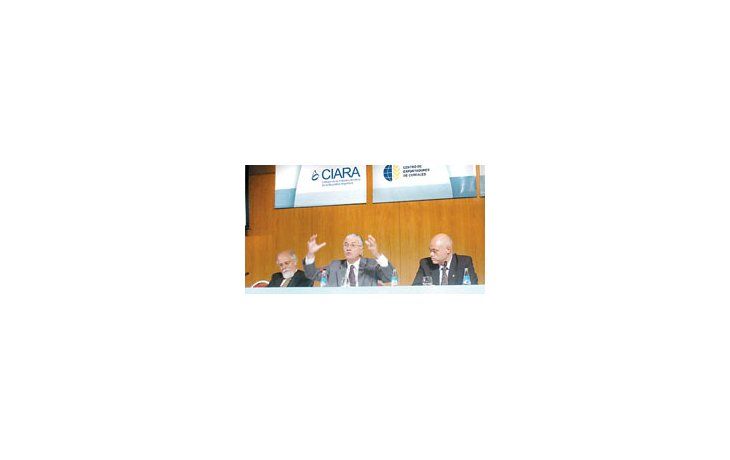 ámbito.com | Un panel de expositores: Gustavo López, Ernesto Ambrosetti y Néstor Niell, mostrando una «foto» del sector agroindustrial.