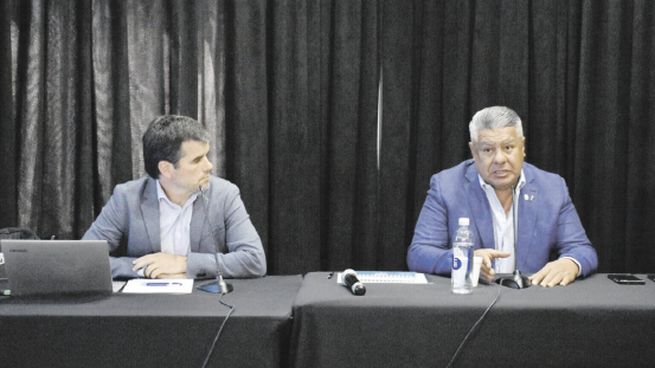 RESPUESTA. Claudio Tapia, presidente de la AFA, y Francisco Duarte, CEO de la LPF, durante la reunión del Comité Ejecutivo que rechazó las SAD.
