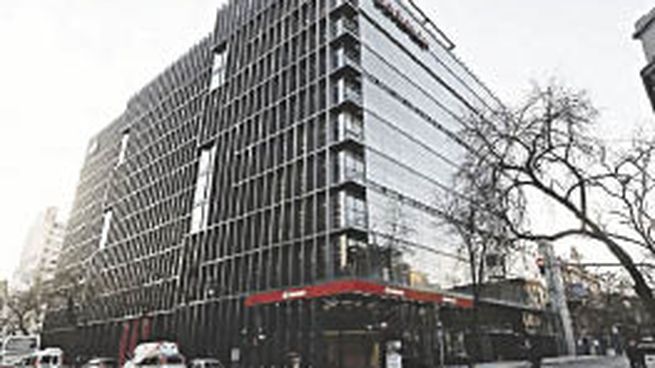 Ránking. Santander es el primer banco privado del sistema financiero argentino por volumen de depósitos. Tiene 364 sucursales.