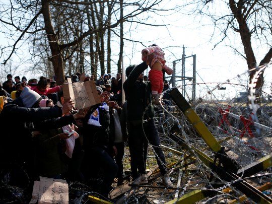 Miles de migrantes se enfrentaron con la polic&iacute;a griega en la frontera con Turqu&iacute;a.
