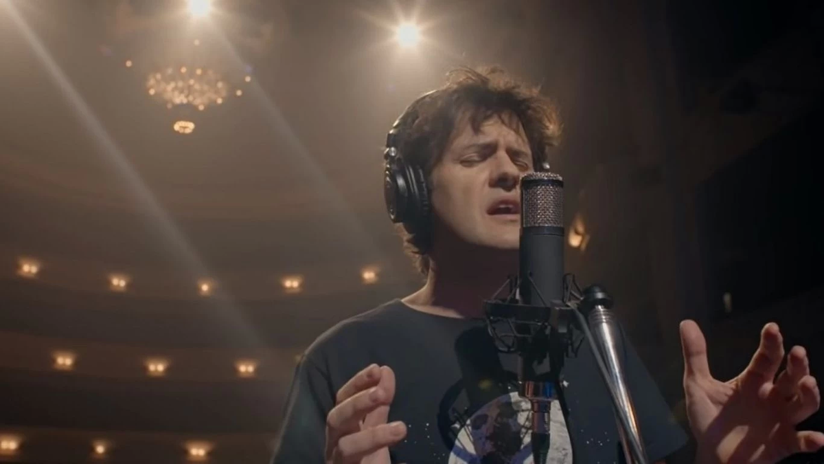Ciro y los Persas presented the video of a reversion of a Los Piojos classic