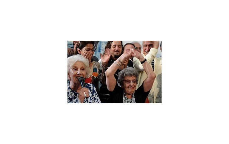 Delia Giovanola, al realizar el anuncio junto a  Estela de Carlotto.
