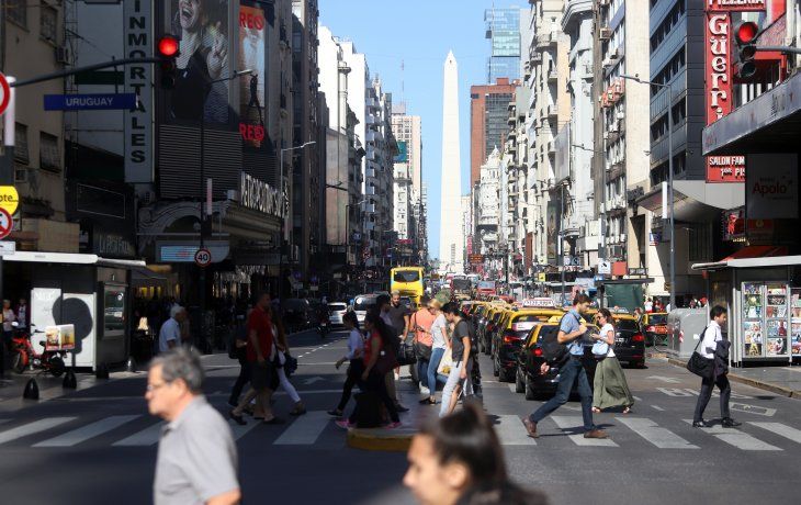 La Avenida Corrientes desde Callao hasta Libertad cambió su fisonomía. Después de las 19 horas dos de sus carriles se hacen peatonal hasta las 2 de la mañana.