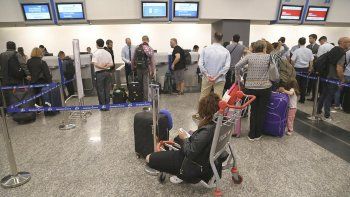 Lo más importante es averiguar cuál es el motivo de la cancelación o demora, ya que en base a esta información, se podrá actuar de manera correcta sabiendo derechos y coberturas de la aerolínea o asistencia de viaje.&nbsp;