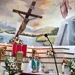 Patricio Alfredo Sánchez Molinari celebraba una misa en Guayaquil cuando una pesada estructura de madera cayó sobre su cabeza. El accidente quedó registrado en una transmisión en vivo y la Iglesia confirmó su muerte.
