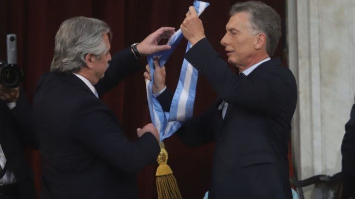 ALBERTO MACRI BANDA PRESIDENCIAL.jpg