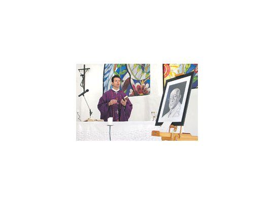 El padre Francisco Baigorria tuvo a su cargo la misa recordatoria por el segundo aniversariodel fallecimiento de Julio Ramos, fundador del diario Ambito Financiero.