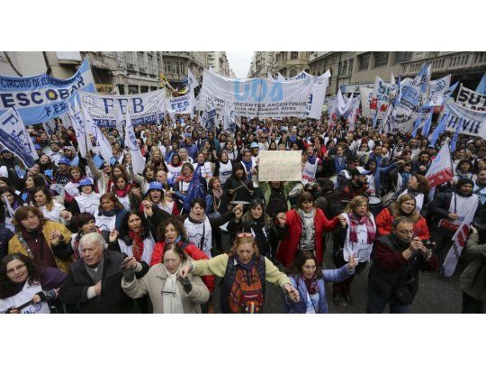 Por su parte el presidente Mauricio Macri mantiene una imagen positiva del 45 por ciento, con 51 por ciento que opina mal o muy mal del mandatario.