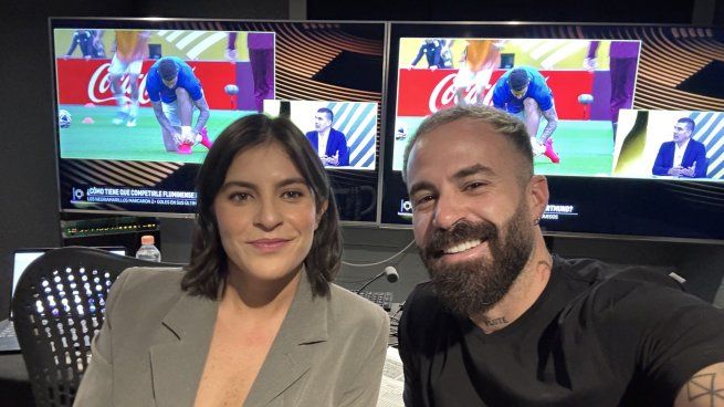 Marc Crosas, ex jugador de Santos Laguna y comentarista de TUDN, está felíz tras enterarse que su compañera, Lola del Carril volverá a ser pareja en las transmisiones de la emisora. La periodista argentina se radica en México y es la contratacíon estrella de TUDN de este verano.