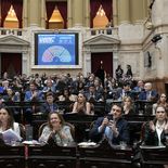 Diputados de La Libertad Avanza celebran la aprobación del proyecto.