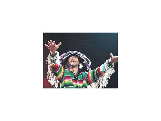 Más allá del sorprendente disfraz del cantante Jay Kay (parecido al del indio de Village People), Jamiroquai ofreció un contundente recital en el Quilmes Rock.