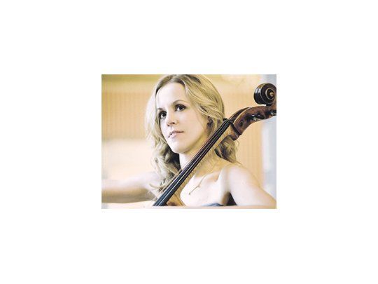 Sol Gabetta, que este año regresa al Teatro Colón, interpretó el famoso concierto para chelo de Elgar en la Academia Orquestal Americana.