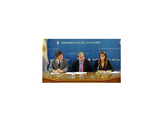 El ministro de Economía, Amado Boudou, el Jefe de Gabinete, Aníbal Fernández, y la ministra de Producción, Débora Giorgi.