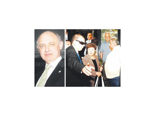 Embajadores entre las fieras. El representante de la Argentina en Estados Unidos, Héctor Timerman, y su colega, Vilma Martínez, fueron recibidos por sindicalistas: anteojos de sol y barrigas.