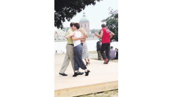 ámbito.com | En distintas plazas, centros culturales, talleres artísticos, escuelas de danza y hasta en librerías, por lo menos una vez por semana, se abren «milongas» donde tanto los toulousianos como los visitantes extranjeros se reúnen a bailar «tango argentino».