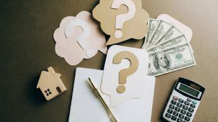 Simulación de cuotas hipotecarias UVA: la diferencia entre bancos puede superar el millón de pesos mensuales, planteando el dilema entre aportar más anticipo o guardar dólares para cancelar en el futuro Simulación de cuotas hipotecarias UVA: la diferencia entre bancos puede superar el millón de pesos mensuales, planteando el dilema entre aportar más anticipo o guardar dólares para cancelar en el futuro