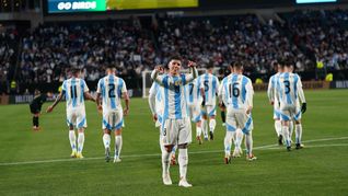 la seleccion argentina enfrenta a costa rica esta noche: horario, tv y formaciones