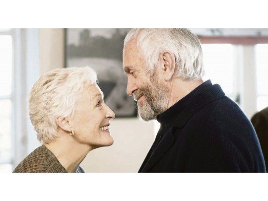 La esposa. Glenn Close y Jonathan Pryce, la mujer retraída y el ganador de un sospechoso Nobel de Literatura.