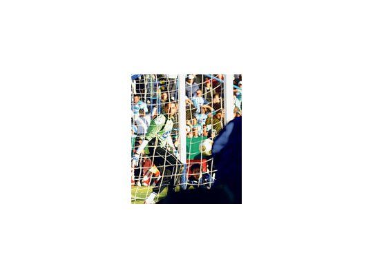 El gol de la permanencia. Franco Niell ya cabeceó y Capogrosso se desespera, pero no puede hacer nada para sacar la pelota. Gimnasia dio vuelta el 3 a 0 de la ida en tiempo adicional.