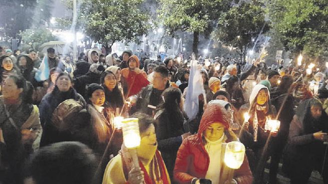 acción. Docentes, gremios estatales y gauchos participaron ayer de una nueva marcha en San Salvador para reclamar por subas salariales y también para rechazar la reforma de la Constitución aprobada la semana pasada.