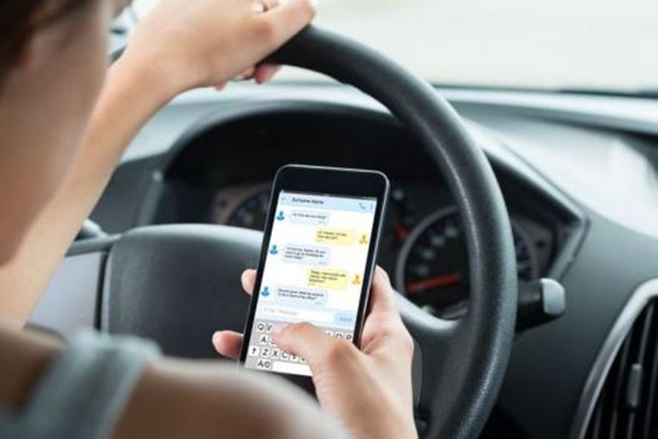 El artículo 48 de la Ley Nacional 24.449 prohíbe el uso de dispositivos de comunicación manual mientras el conductor está al mando del vehículo. Esto incluye hablar, enviar mensajes o manipular aplicaciones desde el celular, sin distinguir si el coche está en movimiento o detenido en la vía pública.