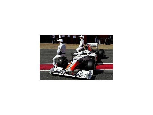 La escudería española Hispania presentó su F111, que comenzará a rodar mañana y tomará parte del Mundial de la Fórmula 1.