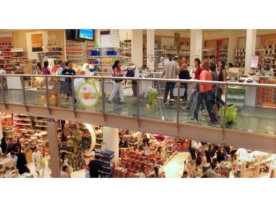 Los sectores que mejor se movieron fueron jugueterías y materiales para la construcción, ambos con un crecimiento anual de 2,5%, y perfumería y cosmética con una mejora de 2,9% impulsada por la postergación que venían registrando los artículos de ese rubro.