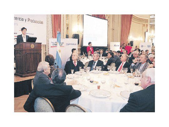 Habló ayer Axel Kicillof  ante empresarios del CICyP que colmaron salón del Alvear. Embistió contra buitres, la oposición, el FMI y los ortodoxos. Les pidió a los asistentes que se “renueven”.