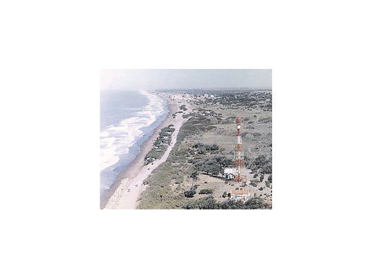 Panorámica de las amplias playas montermoseñas y el faro Recalada a Bahía Blanca.