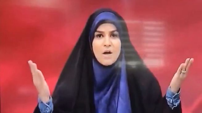 La conductora de la televisión estatal iraní, en el momento que transmitía, y recibe los bombardeos de Israel.