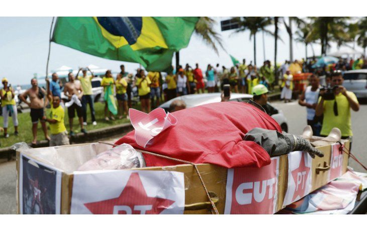 ámbito.com | Símbolo. Seguidores del presidente electo de Brasil, Jair Bolsonaro, marcharon ayer en Río de Janeiro con un muñeco de Luiz Inácio Lula da Silva dentro de un ataúd. El exmilitar movilizó a su base mediante el odio al PT.