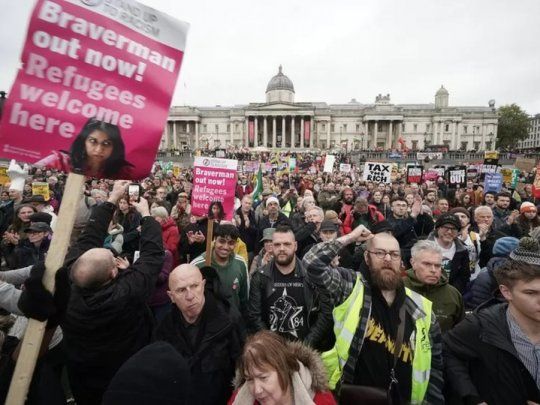 Miles de británicos salieron a las calles de Londres a exigir elecciones anticipadas