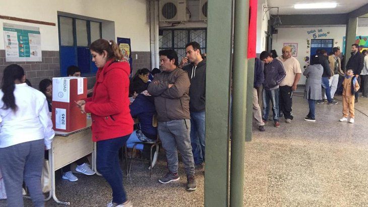 La jornada electoral arrancó con importantes demoras por la falta de fiscales.