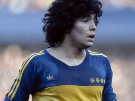 Maradona luciendo una camiseta de Boca marca Adidas en 1993.