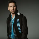 Lionel Messi vuelve a incursionar en la industria de la moda con el lanzamiento de su propia marca de ropa urbana, que conmemora los 20 años de su debut en un Mundial. Lionel Messi vuelve a incursionar en la industria de la moda con el lanzamiento de su propia marca de ropa urbana, que conmemora los 20 años de su debut en un Mundial.