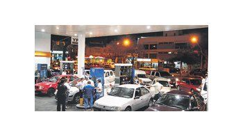 Largas filas aún el fin de semana en muchas estaciones de servicio. En varias ciudades se percibió cierto alivio por el aumento de stock.