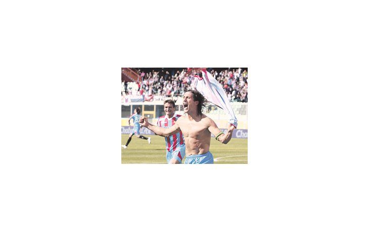 Matías Silvestre se saca la camiseta festejando el primer gol del Catania. El equipo de Diego Simeone ganó y está muy cerca de la per-manencia.