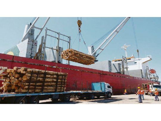 luz verde. El buque se prepara para transportar 20 mil toneladas de rollizos de pino hacia China, tras el fin de una polémica ley.