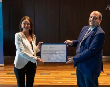 Pablo Ceriani (Aerolíneas Argentinas), recibió de parte de la titular de la ANAC, Paola Tamburelli, el certificado de explotación que formaliza la fusión entre ambas compañías.