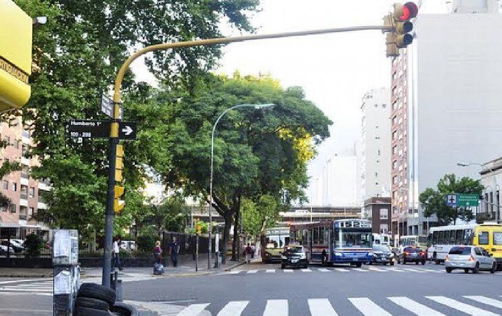 San Telmo: sorprendente robo piraña de 9 delincuentes en una estación de servicio