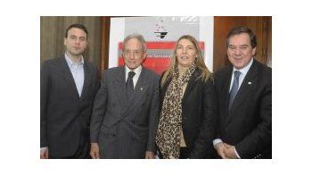 steban Serrani, ganador del “Premio Fundación TAEDA”; Jorge Herrera Vegas, presidente del CARI; la diputada Rosana Bertone y Mario Montoto,presidente de la Fundación TAEDA.
