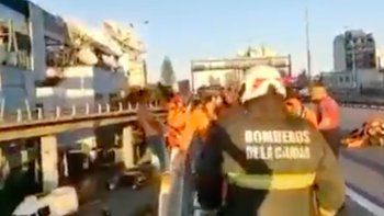 Bomberos de la Ciudad rescataron a un hombre que amenazaba con suicidarse en la Autopista 25 de Mayo.