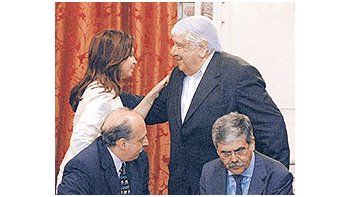 ámbito.com | El secretario general de Luz y Fuerza, Oscar Lescano, acompañó ayer a Cristinade Kirchner en un acto energético en la Casa Rosada. El miércoles, sólomandó un embajador al asado de Luis Barrionuevo en Mar del Plata.